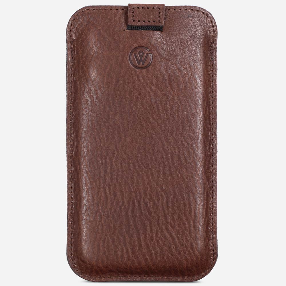 Minimalistisches iPhone Leder Sleeve in Chocolate Braun von Good Wilhelm – Handgefertigte iPhone Hülle aus pflanzlich gegerbtem Leder mit Soundholes für optimalen Klang und praktischer Ziehhilfe.