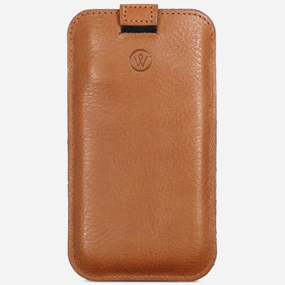 Minimalistisches iPhone Leder Sleeve in Cognac Braun von Good Wilhelm – Handgefertigte iPhone Hülle aus pflanzlich gegerbtem Leder mit Soundholes für optimalen Klang und praktischer Ziehhilfe.