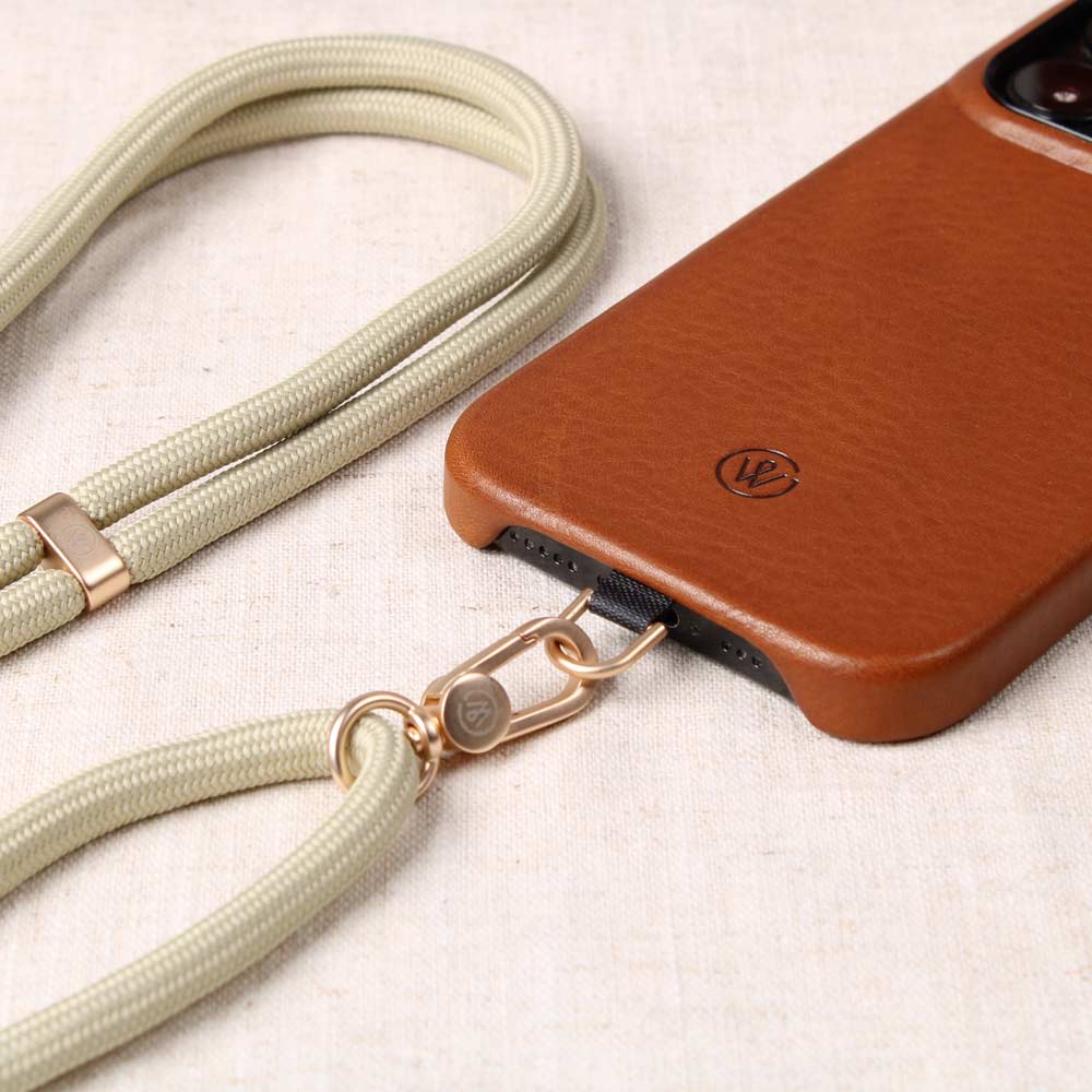 Good Wilhelm Leder iPhone Hülle mit Handykette Handyband in Salbei mit goldenem Karabiner