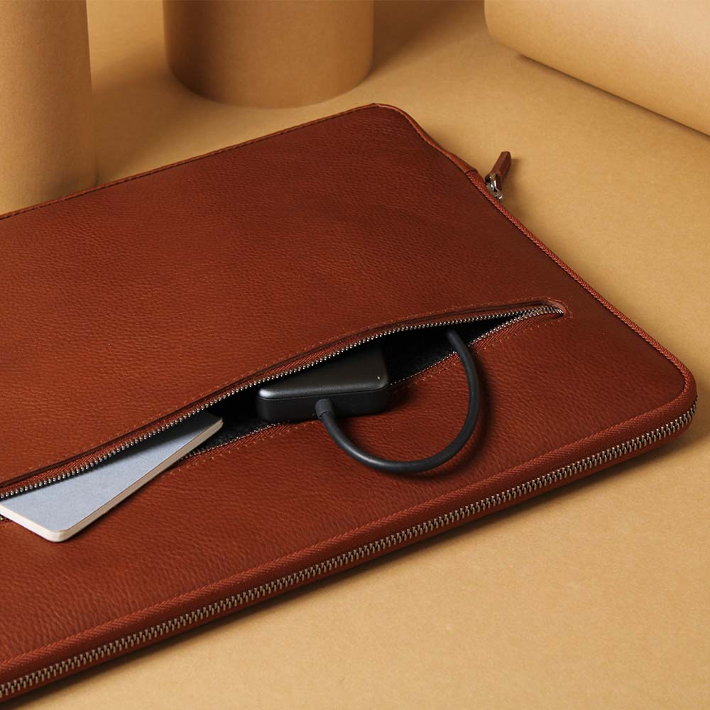 Macbook Hülle aus Leder mit Vorderfach für Accessoires