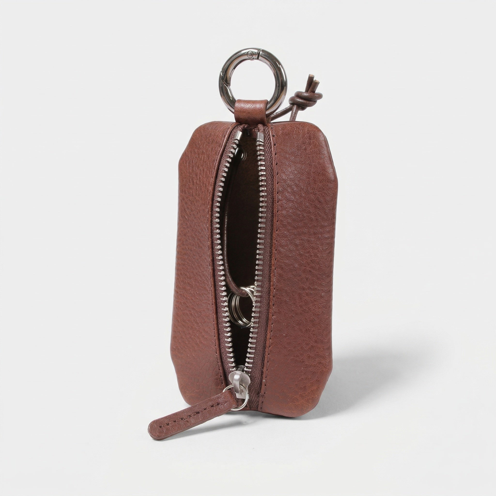 Offene Schlüsseltasche aus Leder in Braun von Good Wilhelm mit Reißverschluss und Schlüsselring