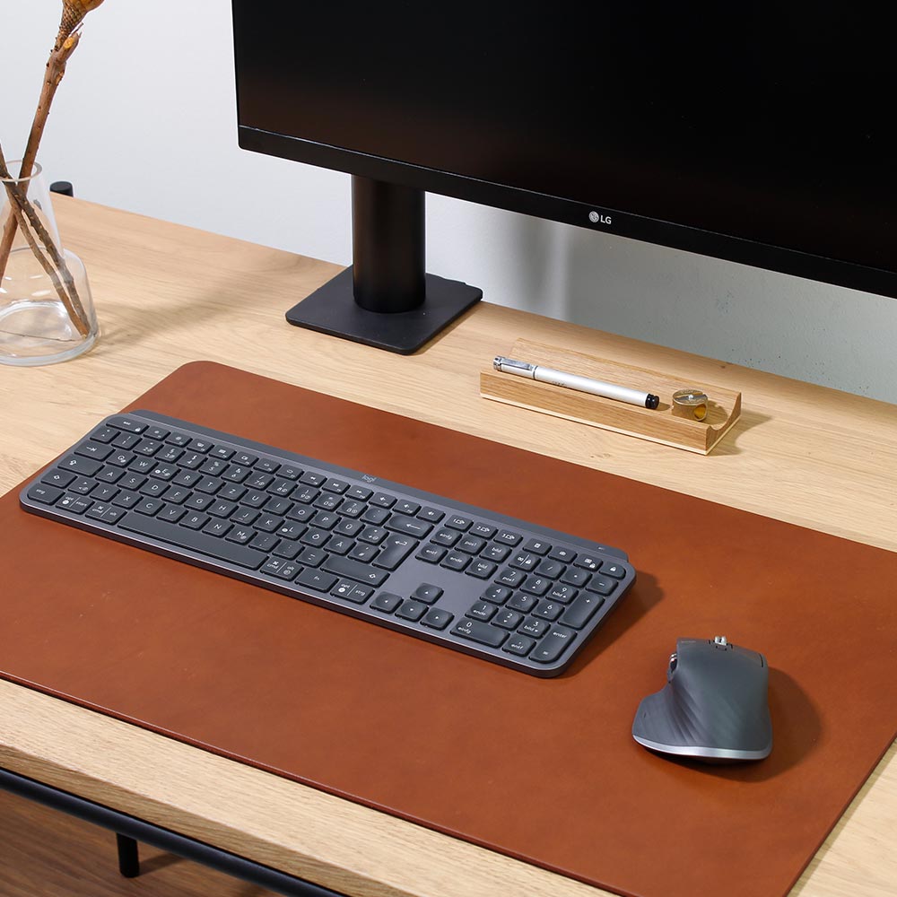 Schreibtisch mit Schreibtischunterlage KARL von Goodwilhelm, Tastatur, Bildschirm und Computermaus