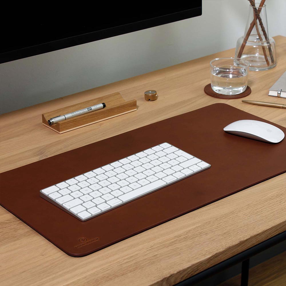 Tastatur und Computermaus liegen auf Schreibtischunterlage KARL in der Farbe cognac von Goodwilhelm
