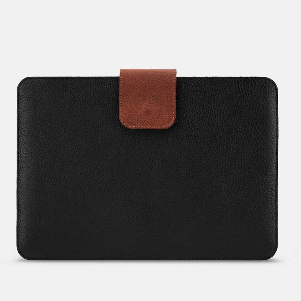 MacBook Hülle LUDWIG von Goodwilhelm in der Farbe black von vorne